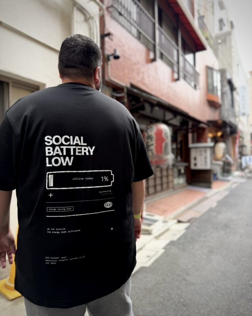Camiseta oversize OC-02 Social Battery Low de Ojo Cuidao! fotografiada en Tokio