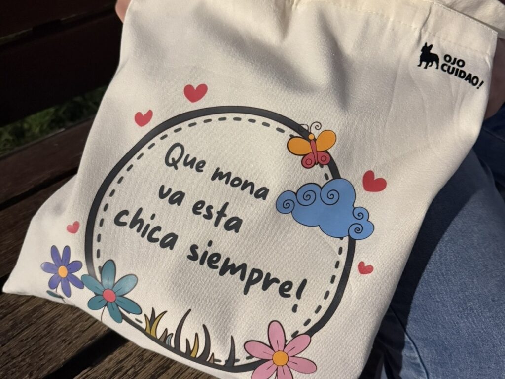 Tote bag diseñada a medida por Ojo Cuidao! con ilustración floral